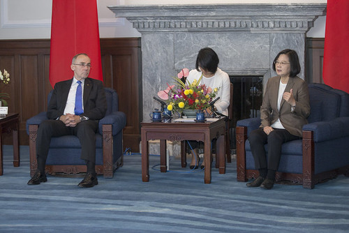 President Tsai Ing-wen meets with foreign participants from the 2019 Ketagalan Forum Asia-Pacific Security Dialogue.