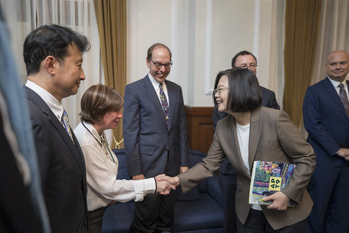 President Tsai meets with foreign participants from the 2019 Ketagalan Forum Asia-Pacific Security Dialogue.
