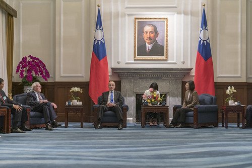 The president meets with foreign participants from the 2019 Ketagalan Forum Asia-Pacific Security Dialogue.