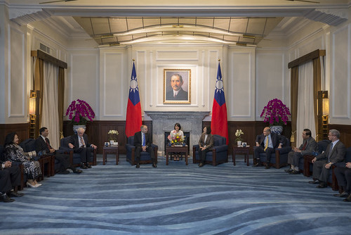 President Tsai exchanges views with foreign participants from the 2019 Ketagalan Forum Asia-Pacific Security Dialogue.