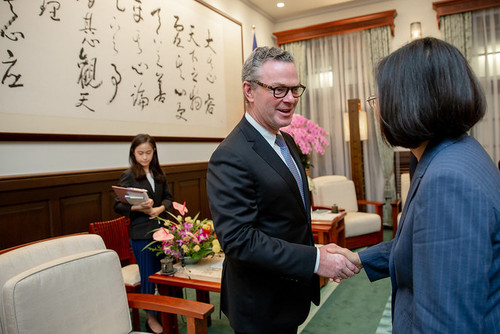 President Tsai shakes hands with former Minister for Defense of Australia Christopher Pyne.