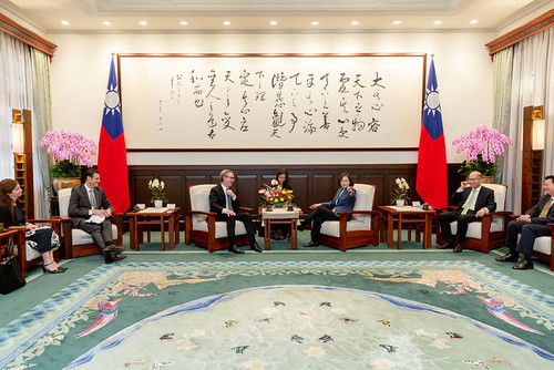 President Tsai meets with former Minister for Defense of Australia Christopher Pyne.