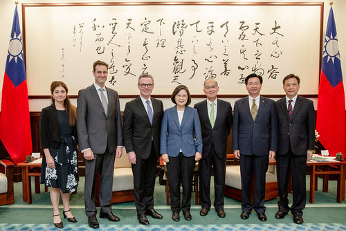 President Tsai poses for a photo with former Minister for Defense of Australia Christopher Pyne.
