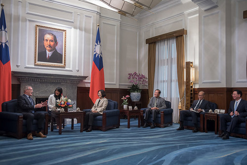 President Tsai meets with international scholars participating in the 2018 Asia-Pacific Security Dialogue.