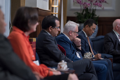 President Tsai meets with international scholars attending the 2018 Asia-Pacific Security Dialogue.