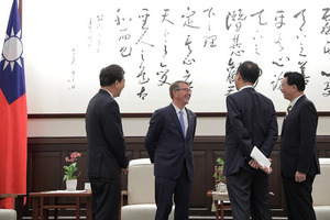 President Tsai meets with former US Secretary of Defense Ash Carter at the Presidential Office.